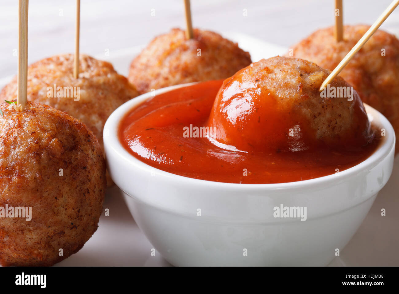 Gebratene Fleischbällchen am Spieß mit Ketchup Closeup, horizontale Stockfoto