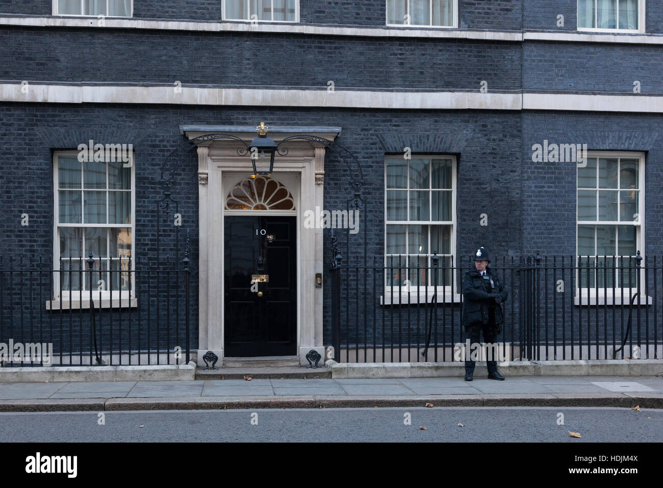 London, 28. November 2016. Eine Wache vor 10 Downing Street in London, die Residenz des Premierministers des Vereinigten Königreichs. Stockfoto