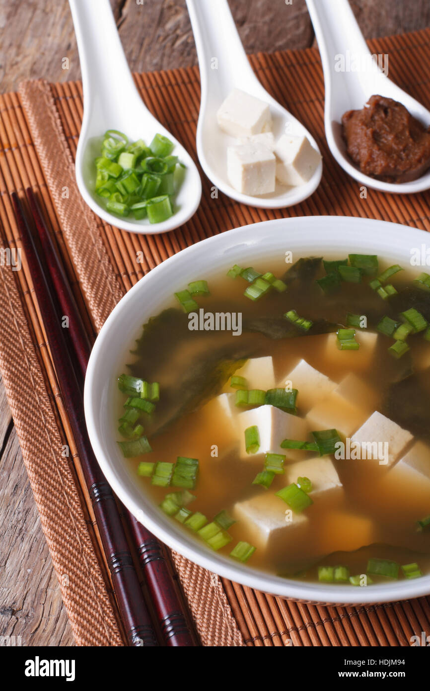 Japanische Miso-Suppe und Zutaten auf den Tisch-Nahaufnahme. vertikale Stockfoto