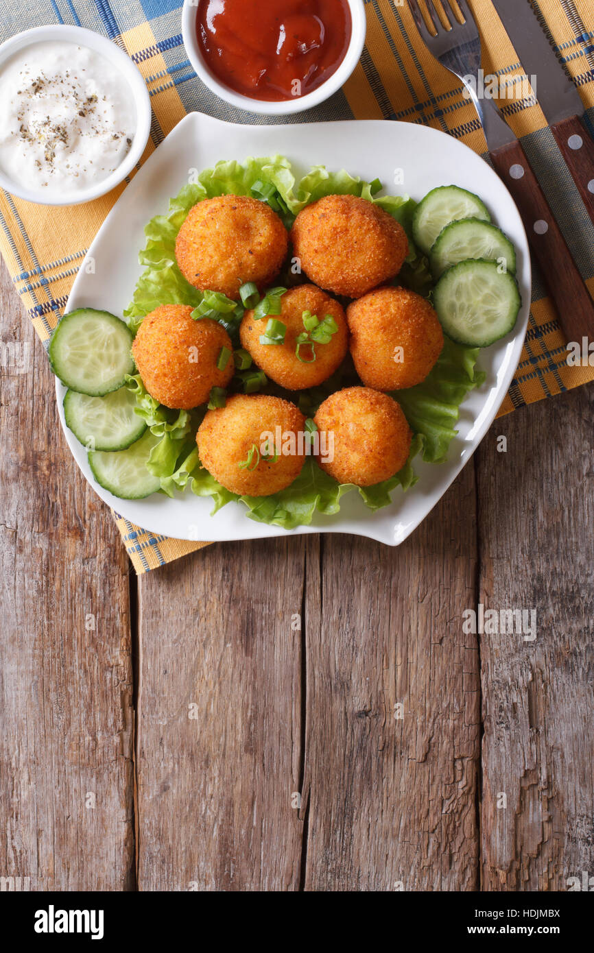 Kartoffelbällchen Kroketten mit Soße auf einem Teller. vertikale ...