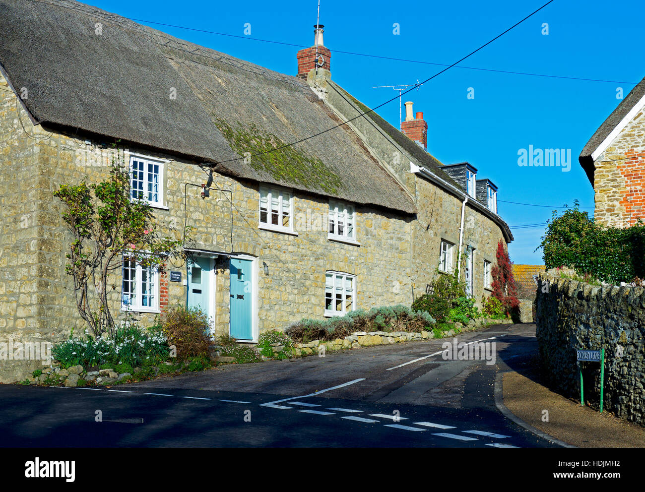 Strohgedeckten Hütten im Dorf Burton Bradstock, Dorset, England UK Stockfoto
