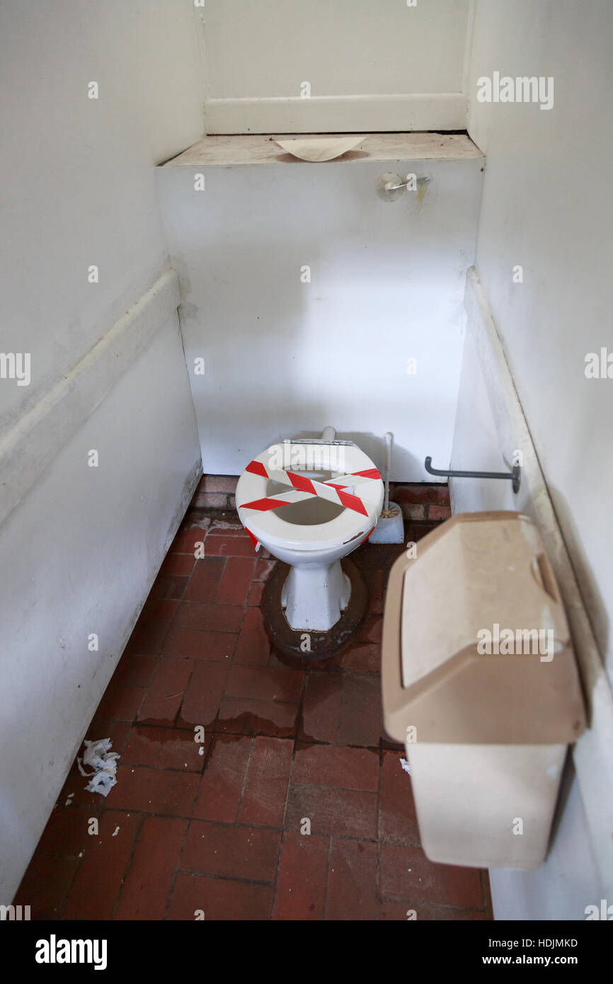 kaput kaputte Toilette schmutzig und unhygienisch Stockfoto