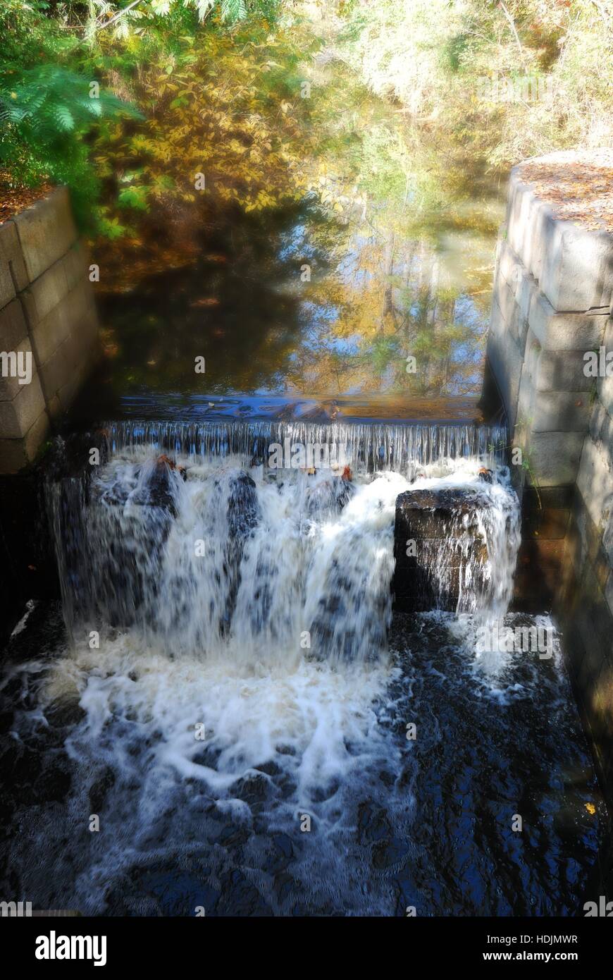 Vertikale Landschaft Wasserfall am Pumpe Haus Park, James River Canal, Richmond, Virginia USA, Orton-Effekt für verträumten Blick Stockfoto