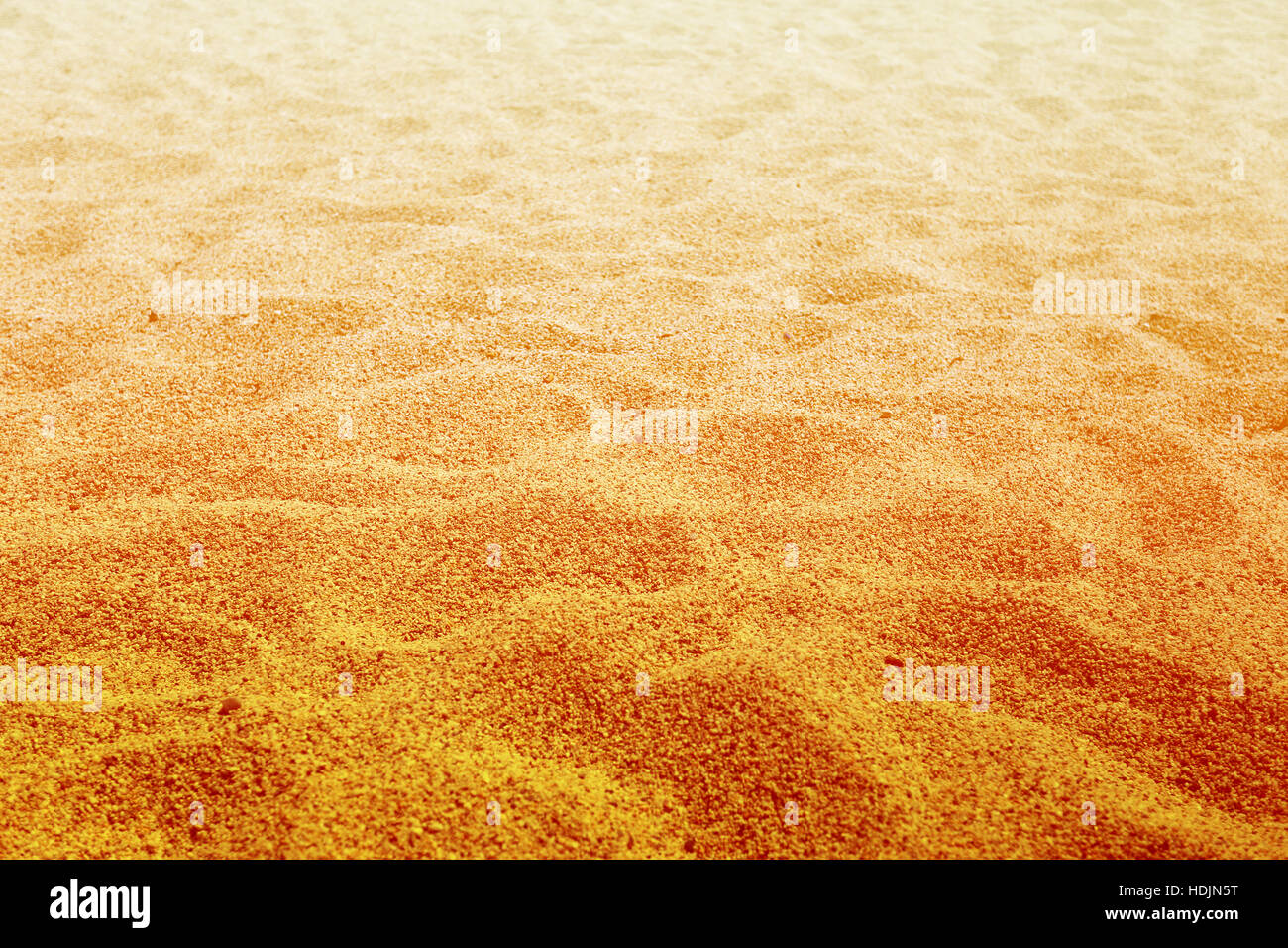 Fotos mit leuchtend gelbem Sand am Strand Stockfoto