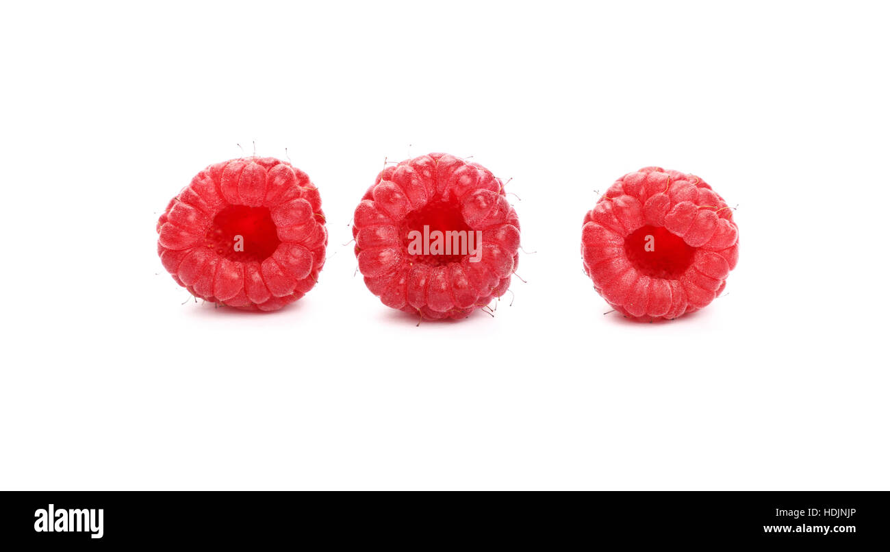 Drei frische rote Reife mellow Himbeere Beeren isoliert auf weißem Hintergrund, Detail schließen Sie niedrigen Winkel Ansicht Stockfoto