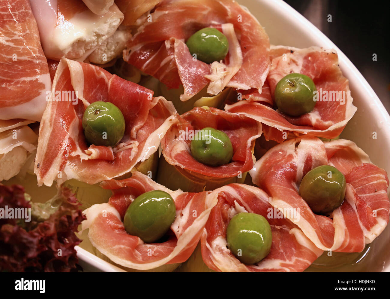 Spanisch-mediterrane snack Essen von Artischocken mit Brötchen Schinken Jamon und eingelegte grüne Oliven schließen sich erhöhte Ansicht Stockfoto