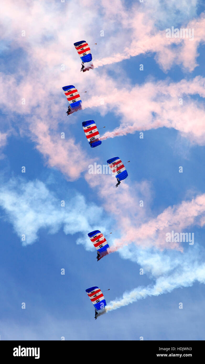Die Royal Air Force Falcons Fallschirm Display Team bei Airshow 2014 Cosford, Shropshire, England, Europa Stockfoto