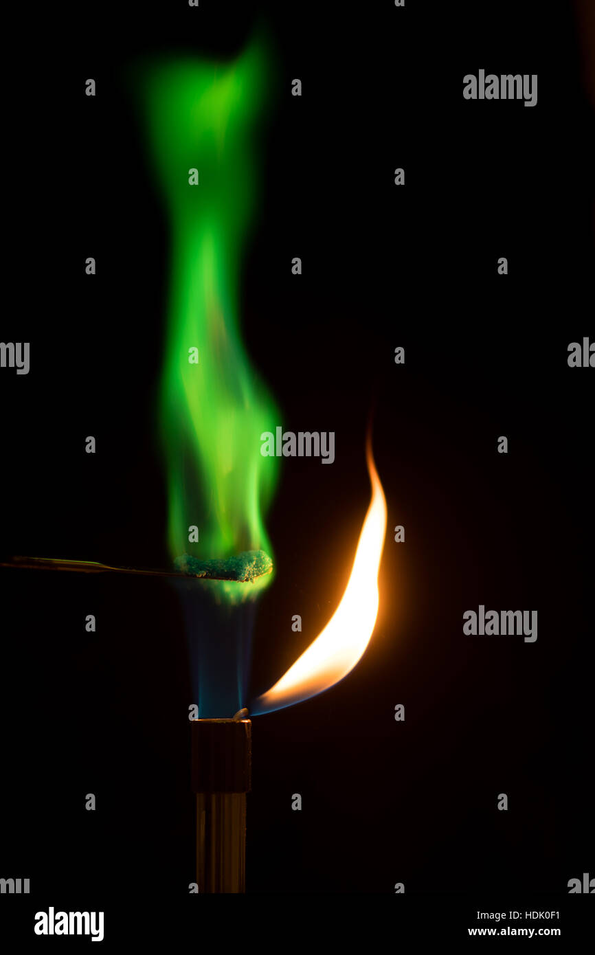 Kupfersulfat in Luft mit grüner Flamme brennt. Bunsenbrenner mit Salz verbrennen in Flamme, produziert zeigen markante Farbe Stockfoto
