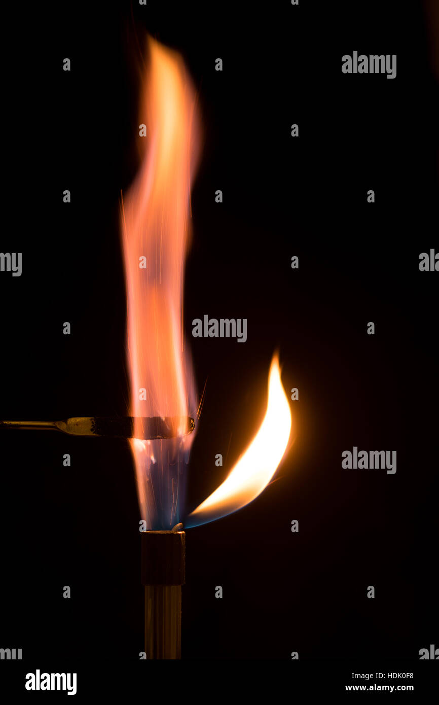 Kaliumpermanganat in Luft mit lila Flamme brennen. Bunsenbrenner mit Salz verbrennen in Flammen, zeigt markante Farbe Stockfoto