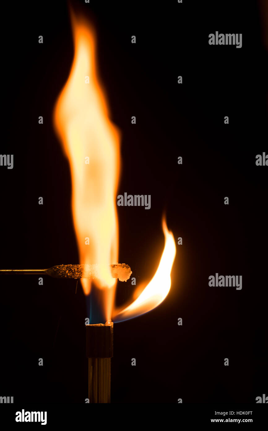 Natrium-Chlorid in Luft mit orange Flamme brennen. Bunsenbrenner mit Salz verbrennen in Flammen, zeigt markante Farbe Stockfoto