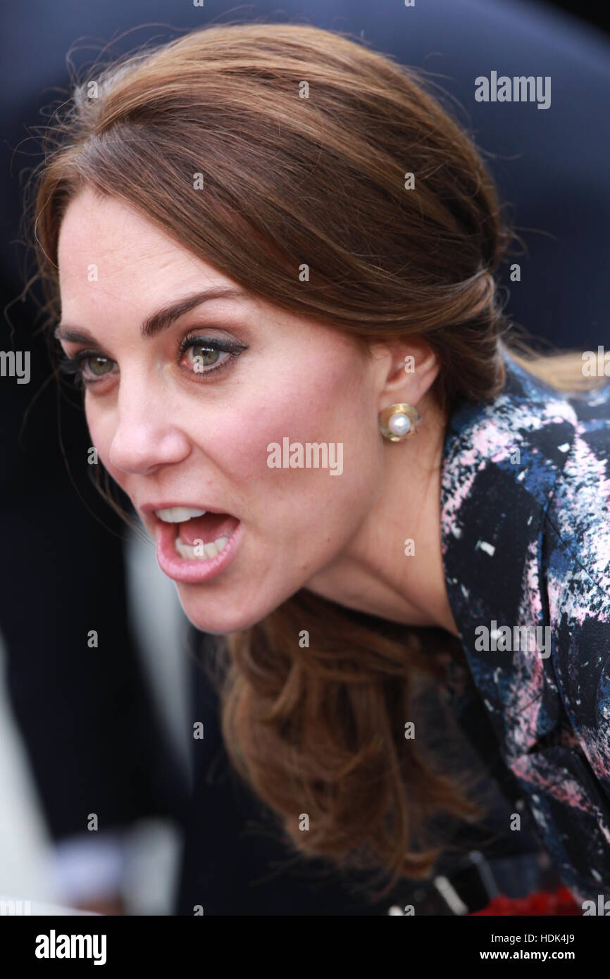 Der Herzog und die Herzogin von Cambridge verlassen das National Football Museum Manchester mit: Catherine, Herzogin von Cambridge, Kate Middleton wo: Manchester, Vereinigtes Königreich bei: 14. Oktober 2016 Stockfoto