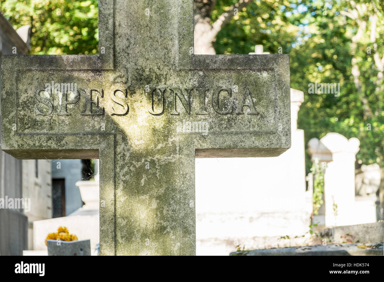 Spes Unica, Inschrift am Grab Kreuz, Pere Lachaise Friedhof Stockfoto