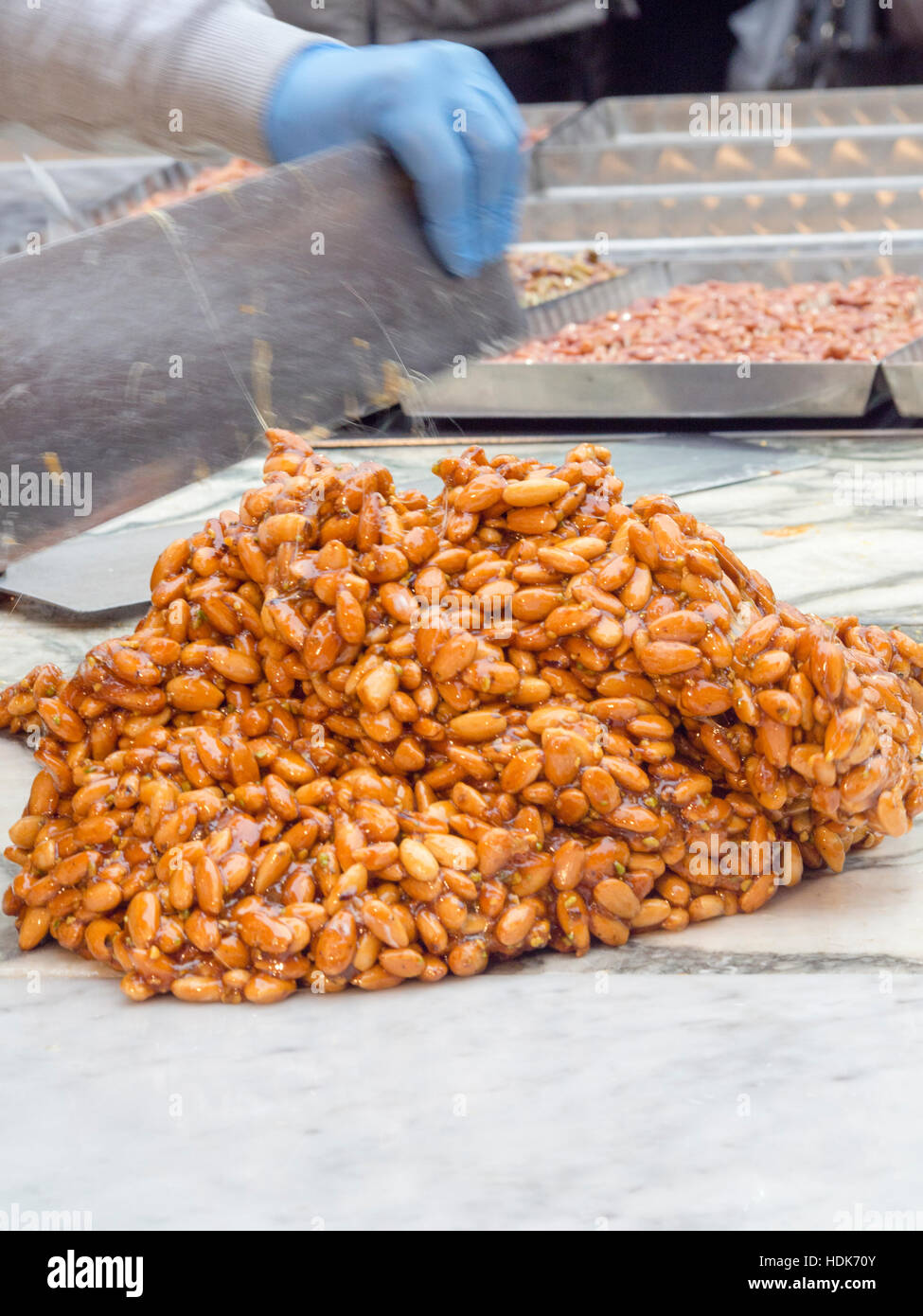 Herstellung von Mandel brüchig, street-live-Demo, Festa del Torrone, Cremona, November 2016 Stockfoto