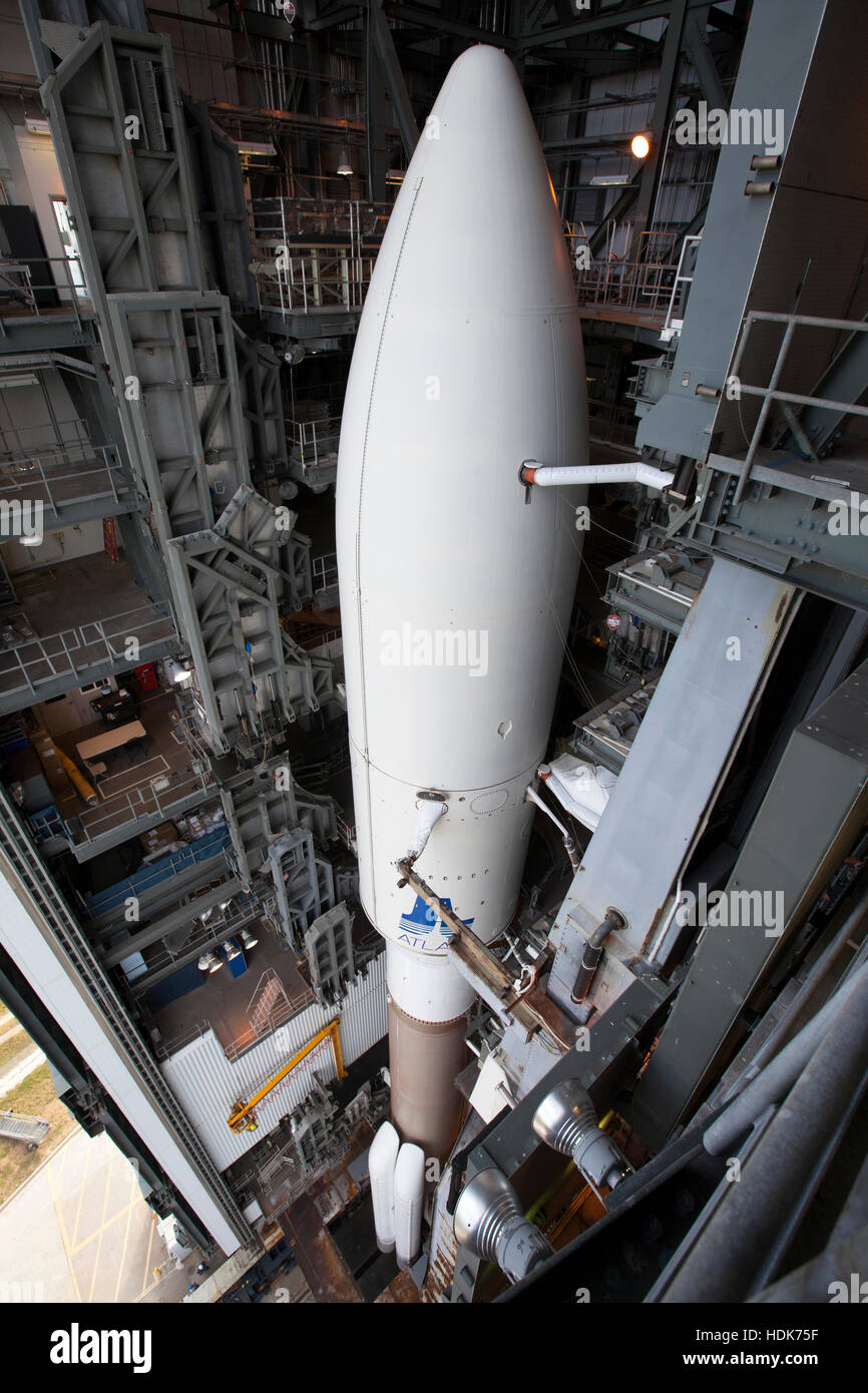 Die United Launch Alliance Atlas V-Rakete mit NASA geostationären operative Umweltsatellit (GOES-R) an Bord bereitet sich auf der Cape Canaveral Air Force Station Fahrzeug Integration Anlage auf die Einführung komplexer 18. November 2016 in Cape Canaveral, Florida Reisen zu lassen. Stockfoto