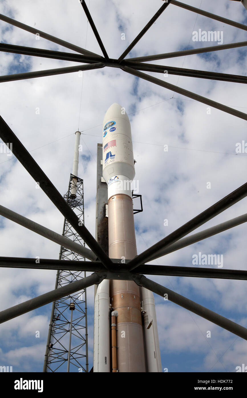 Die United Launch Alliance Atlas V-Rakete mit NASA geostationären operative Umweltsatellit (GOES-R) an Bord Blätter der Cape Canaveral Air Force Station Fahrzeug Integration Anlage auf die Einführung komplexer 18. November 2016 in Cape Canaveral, Florida reisen. Stockfoto