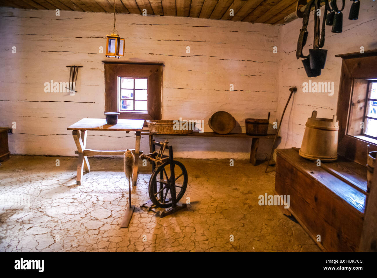 Foto der alten Zimmer mit weißen Wänden im Haus slowakische Vorfahren mit typischen historischen Einrichtung in Zuberec, Region Orava in der Slowakei. Stockfoto