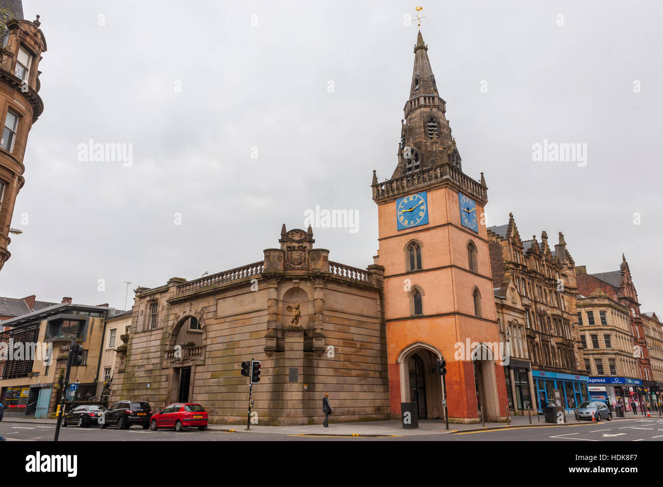 Das Tron-Theater und der Kirchturm der alten eisernen Kirche auf dem Trongate. Gelegen in der Gegend von Merchant City, Glasgow Stockfoto