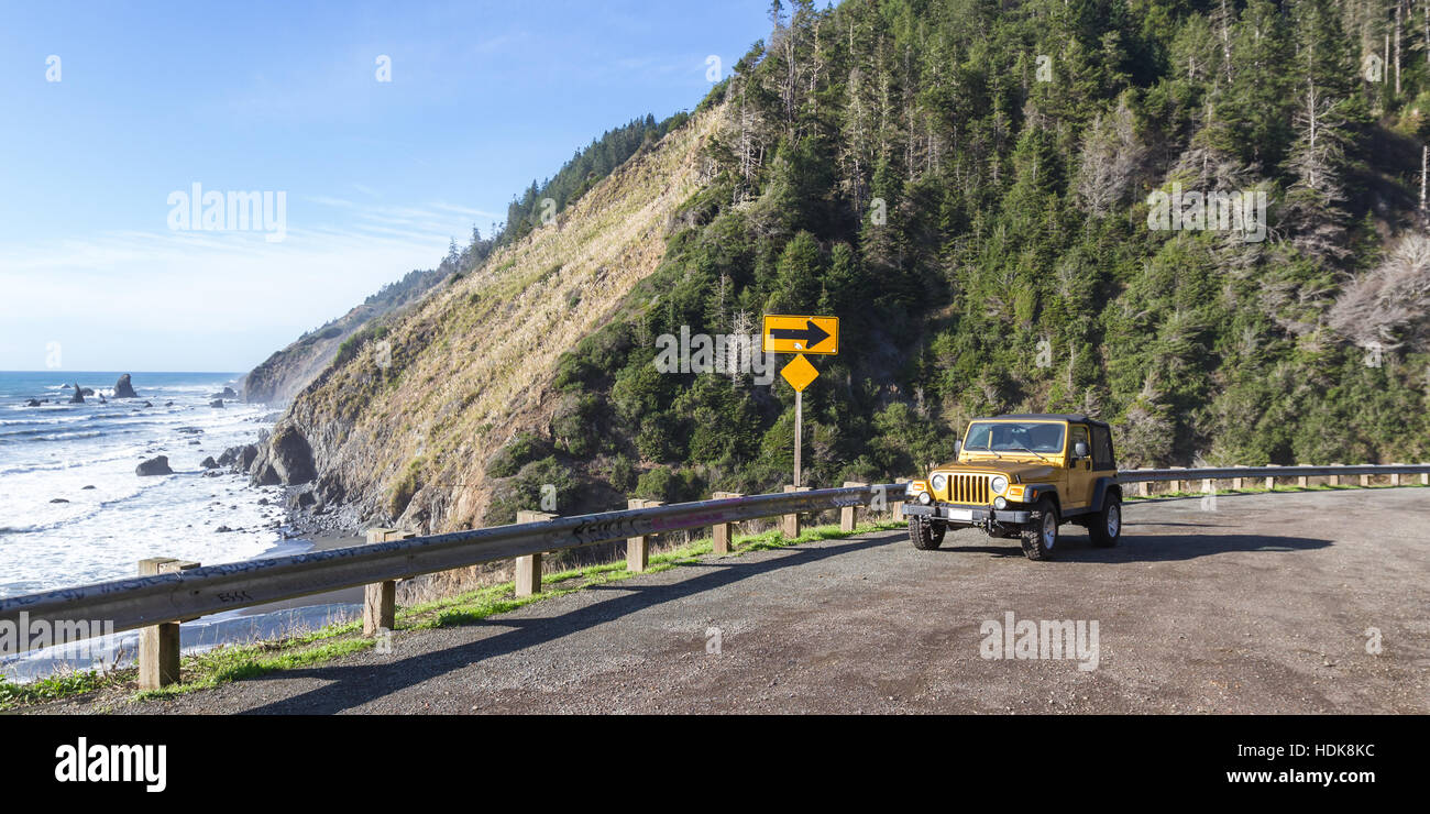 Kalifornien - 01. November: Gold Jeep parkte auf einem ausziehbaren mit einer schönen Küstenstadt Szene im Hintergrund. 1. November 2016, California. Stockfoto