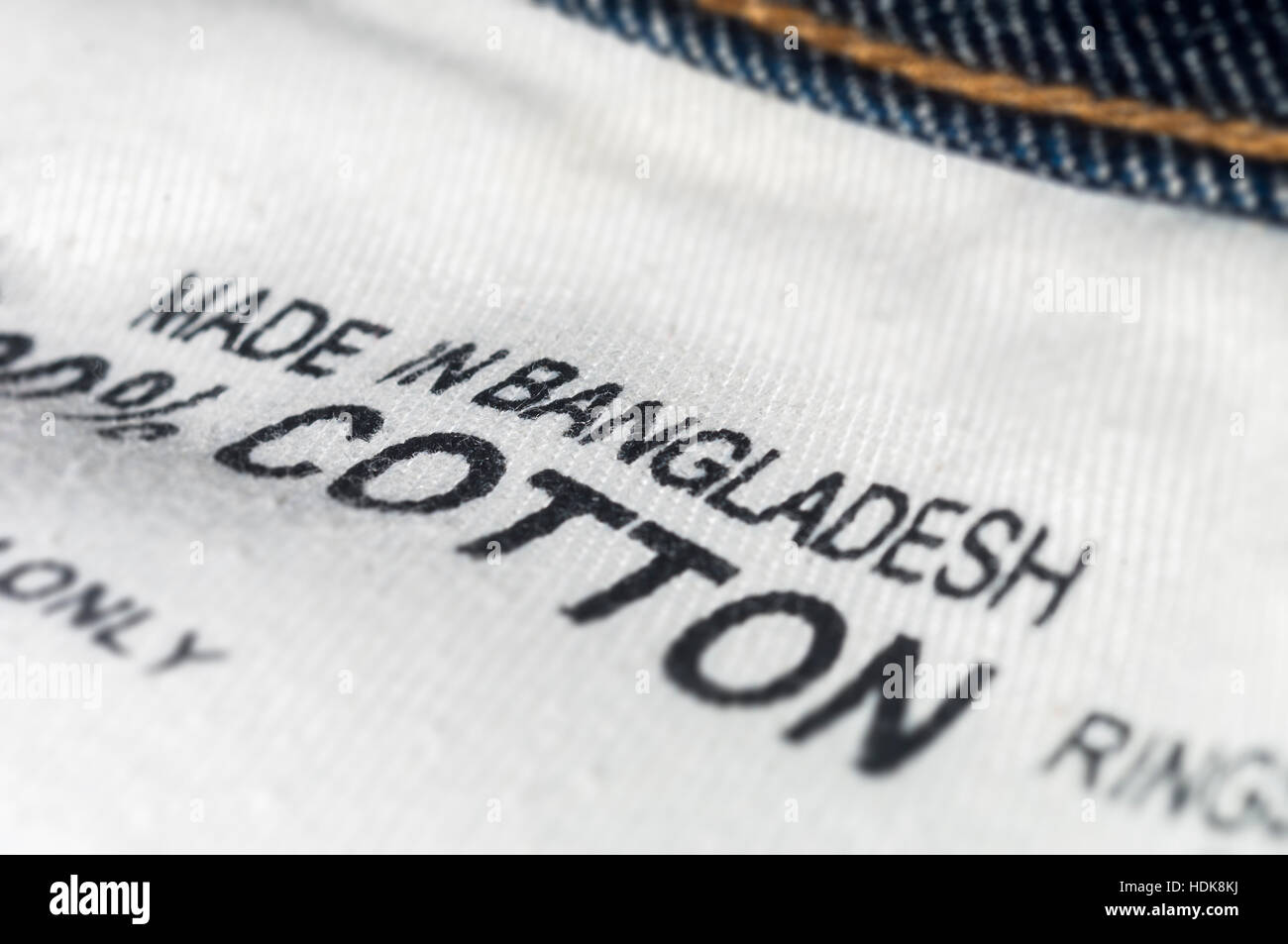 Ein Label auf ein paar Jeans zeigt Bangladesch als das Herkunftsland, gesehen auf Mittwoch, 7. Dezember 2016. Eine Bericht von der Overseas Development Institute veröffentlicht festgestellt, dass 15 Prozent der Kinder aus Familien in Dhaka, Bangladesch befragt, im Alter von 6-14 Jahren nicht Schule zur und Vollzeit, viele in der Bekleidungsindustrie arbeitete. (© Richard B. Levine) Stockfoto