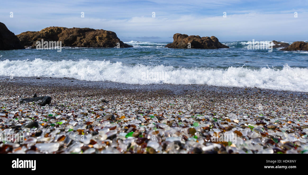 buntes Glas Kiesel Decke dieser Strand in Fort Bragg, Kalifornien, Foto  Mitte Tag, um helle Farbe in den Felsen und Wasser Stockfotografie - Alamy