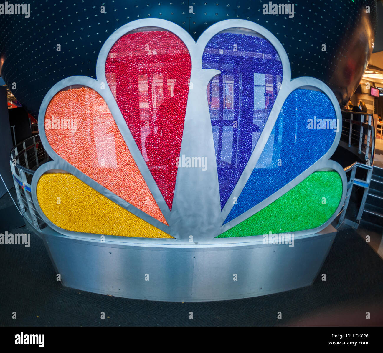 Das NBC-Logo ist auf Freitag, 9. Dezember 2016 im Rockefeller Center in New York sehen. Gewählter Präsident Donald Trump wird voraussichtlich bleiben als executive Producer von "The Apprentice", gezeigt auf NBC, auch nachdem er sein Amt antritt. Die neueste Inkarnation der Show "Celebrity Apprentice", lüftet auf 2. Januar 2017 nach einer zweijährigen Pause und verfügt über Arnold Schwarzenegger in der Trump-Rolle.  (© Richard B. Levine) Stockfoto