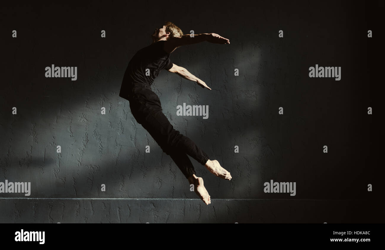 Geschickte flexible Tänzerin in der Luft durchführen Stockfoto