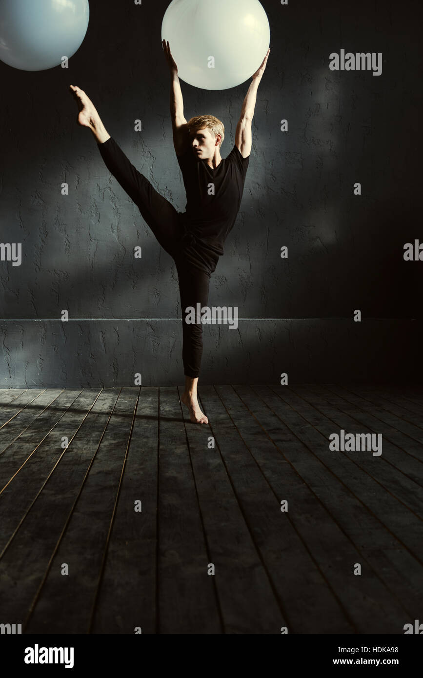Konzentrierte junger Mann tanzen im studio Stockfoto