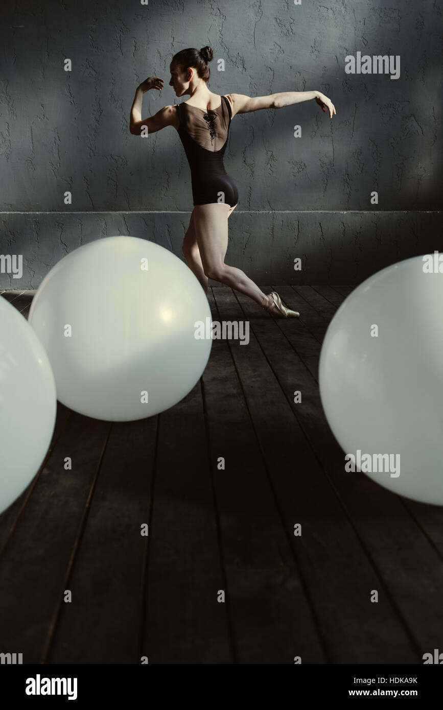 Geschickte elegante Tänzerin im eingerichteten Studio durchführen Stockfoto