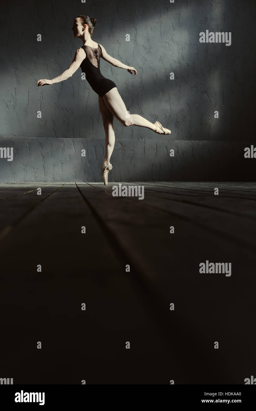 Anmutige Tänzerin stehen auf den Zehenspitzen im studio Stockfoto