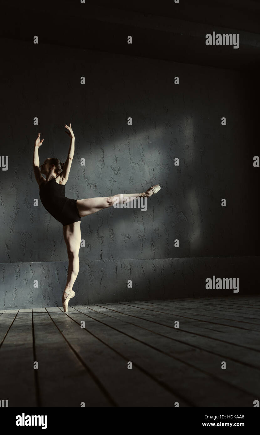 Elegante Ballett-Tänzerin stehen auf den Zehenspitzen im studio Stockfoto