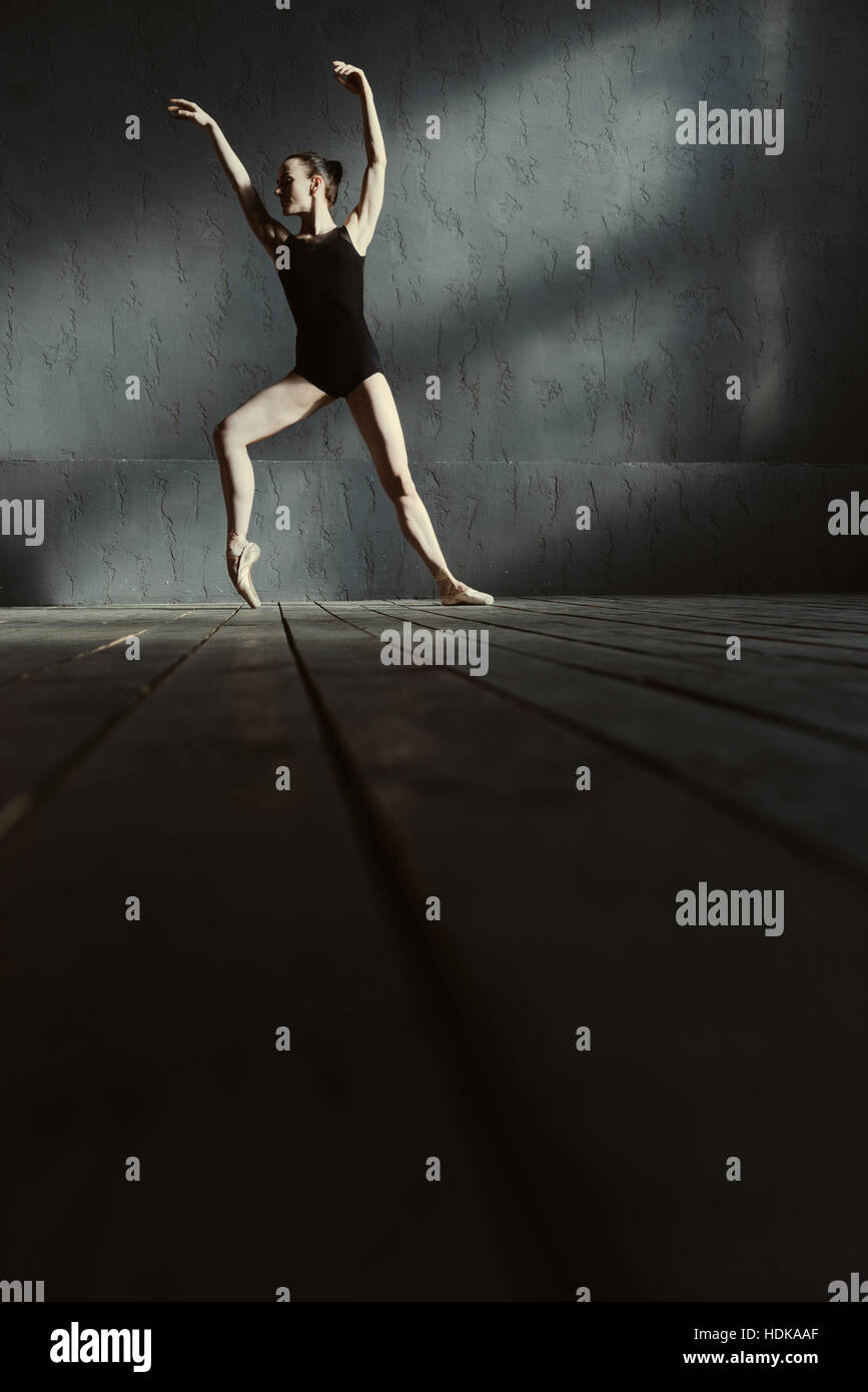 Ausbildung in der schwarzen farbigen Raum stetigen Ballett-Tänzerin Stockfoto