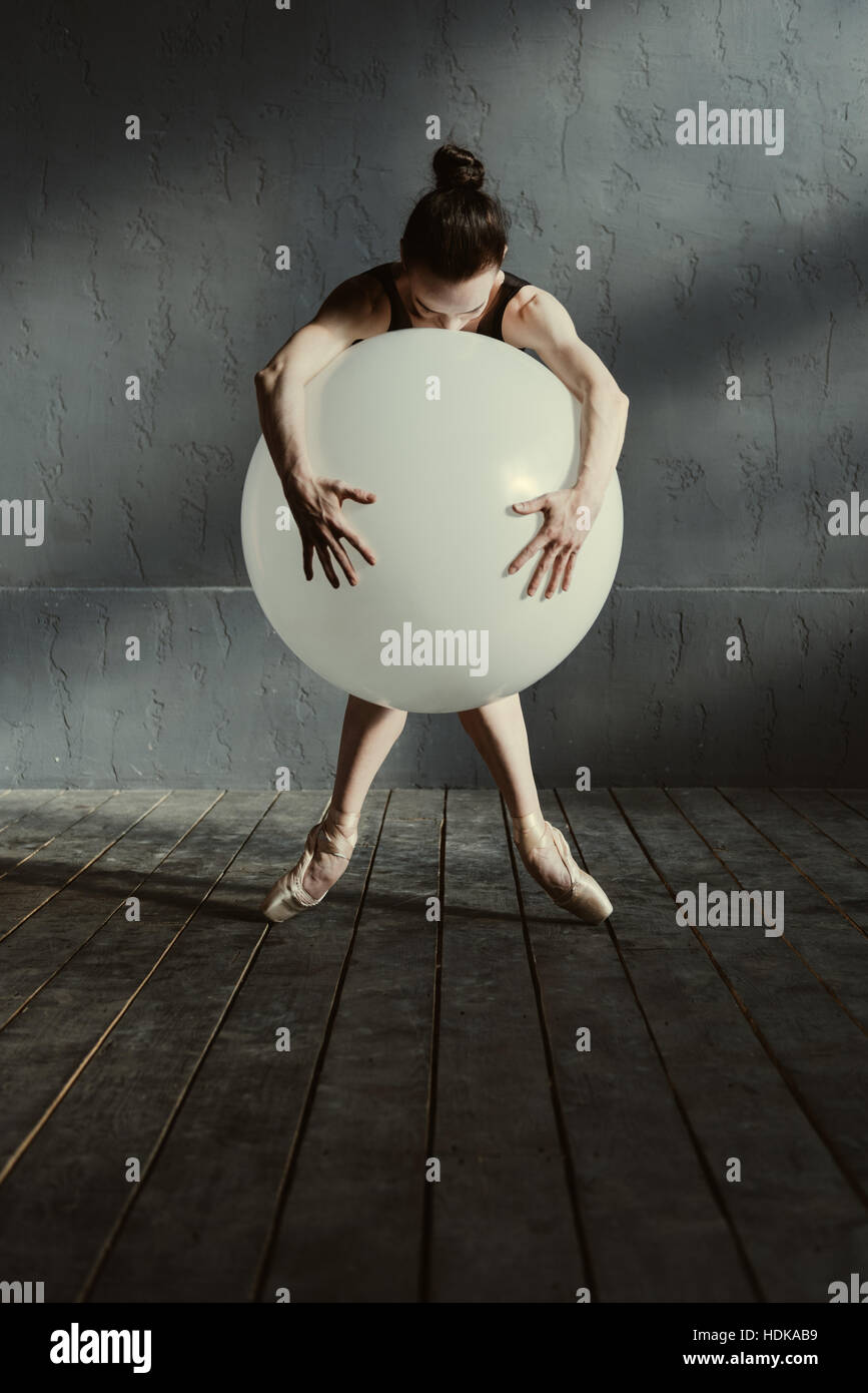 Ausführung mit weißen Ballon statische Ballett-Tänzerin Stockfoto