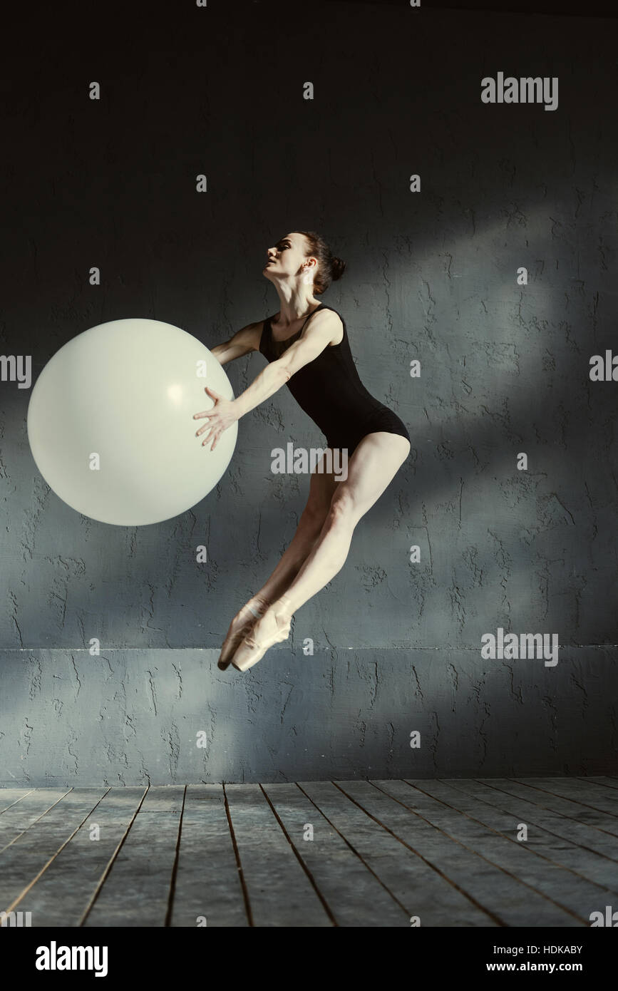 Flexible charismatische Turnerin Durchführung mit den weißen Ballon Stockfoto