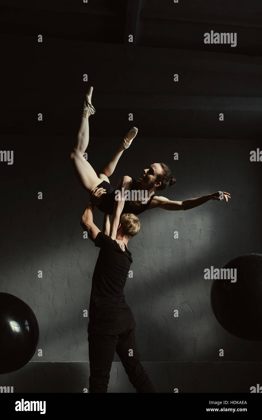 Qualifizierte junge Turner zusammen tanzen im schwarz gefärbten studio Stockfoto