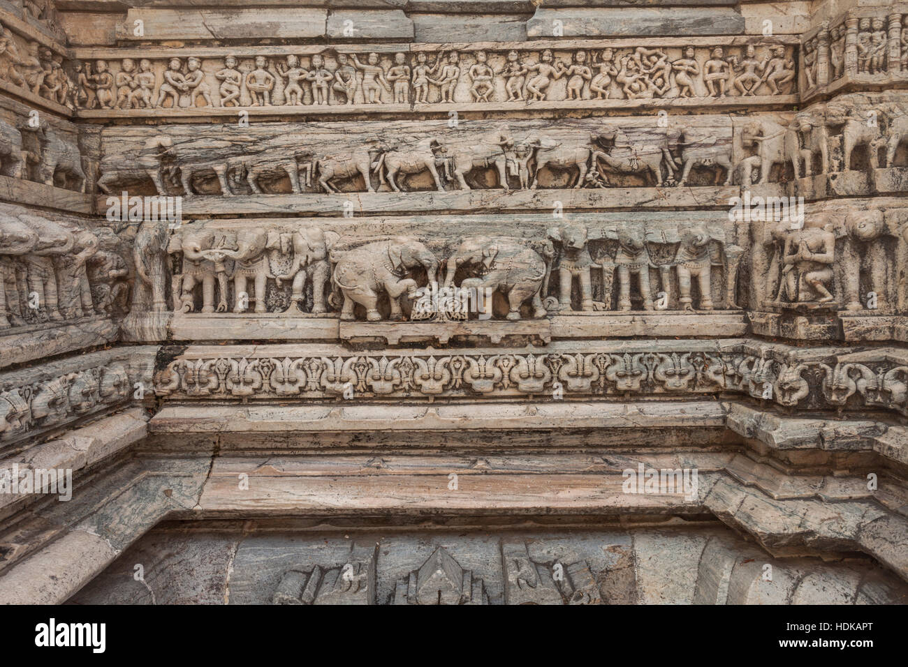 Aufwendigen Schnitzereien, Jagdish Tempel, Udaipur, Rajasthan, Indien Stockfoto