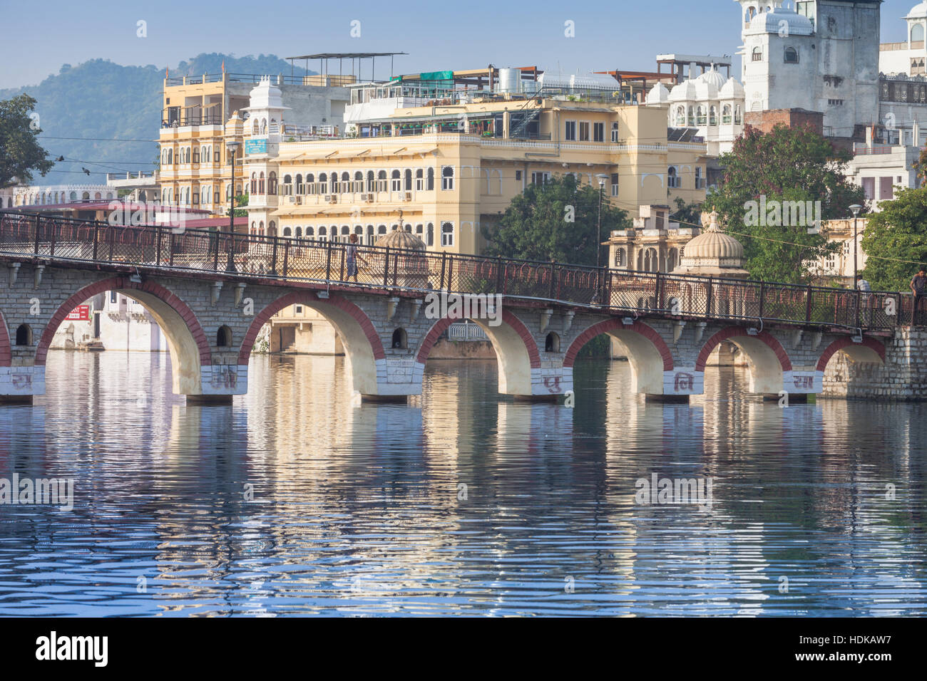 Brücke über den See in Udaipur, Rajasthan, Indien Stockfoto