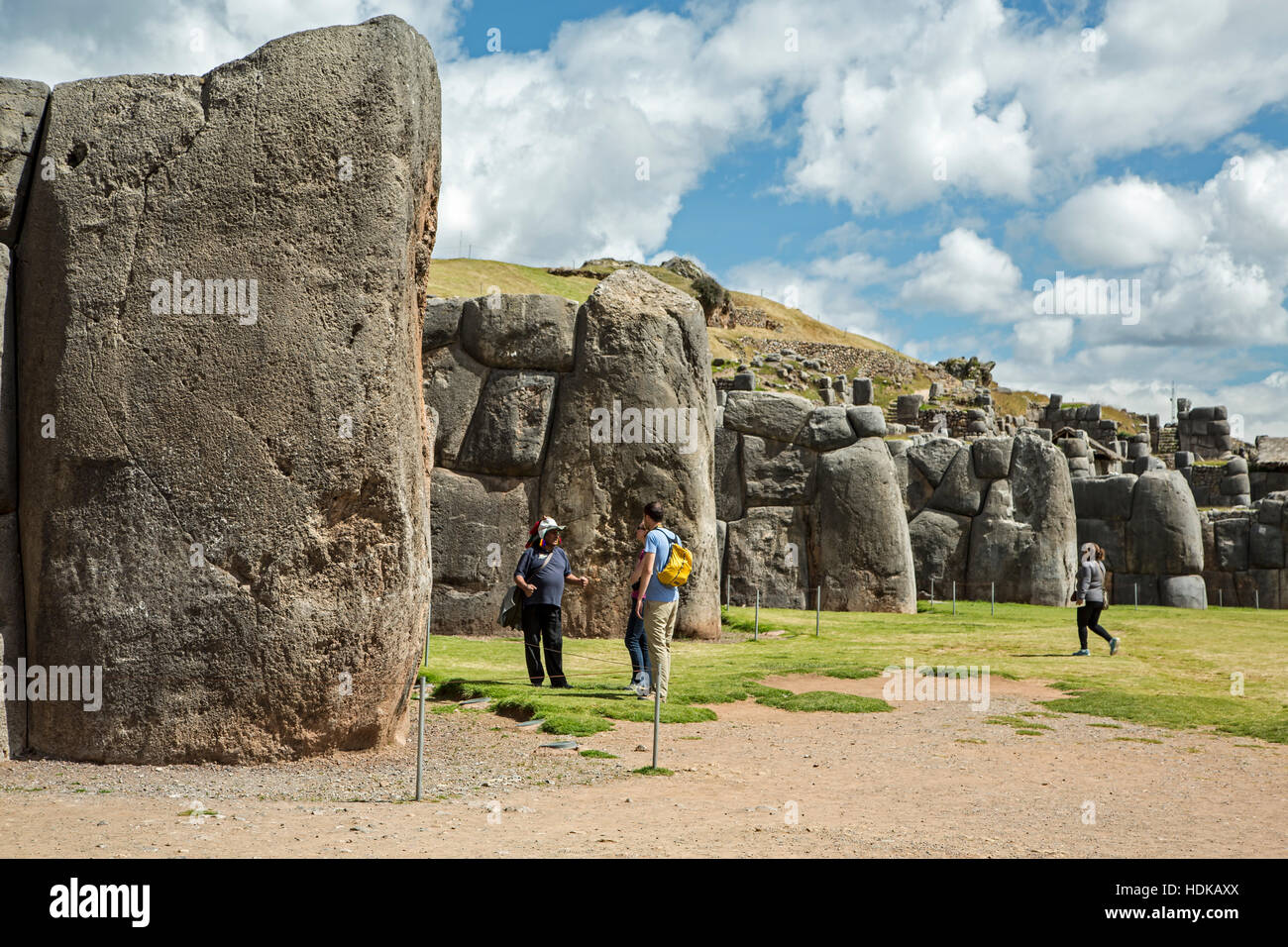 Menschen bewundern gigantischen Granitwänden, Inka-Festung von Sacsaywaman, Cusco, Peru Stockfoto
