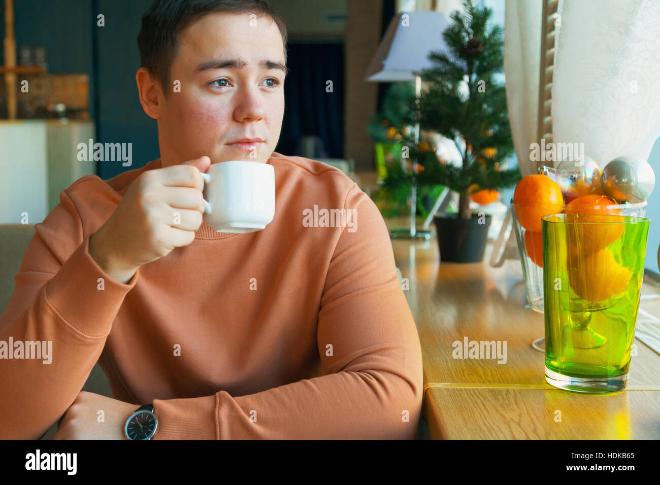 kaukasischen Mann im café Stockfoto