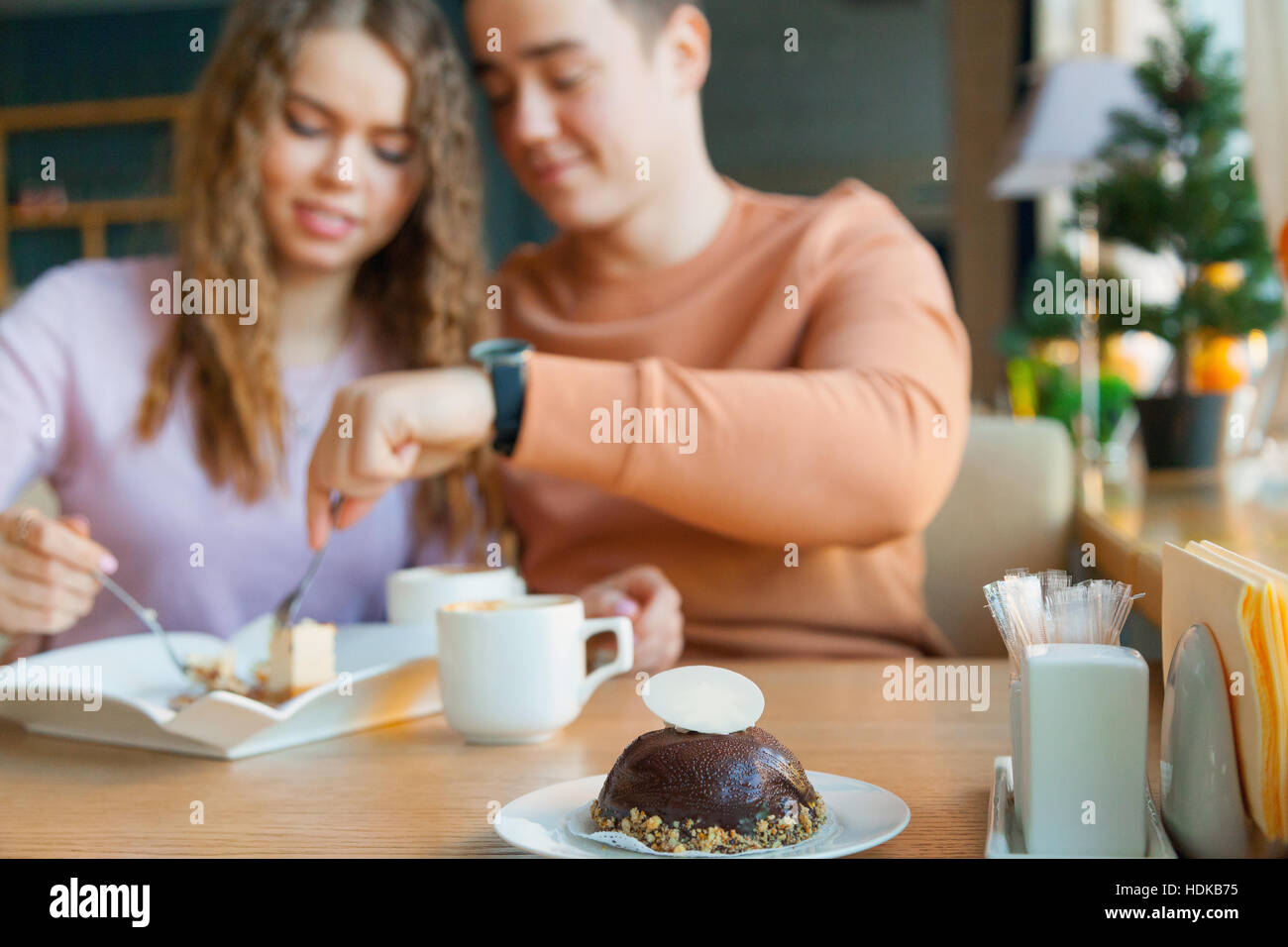 Frau und ein Mann im café Stockfoto