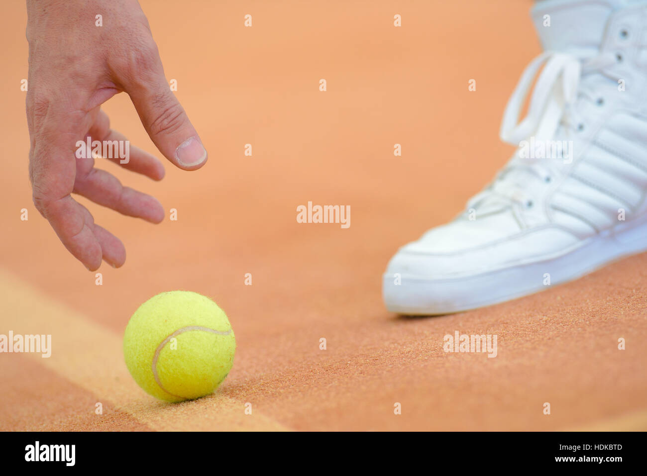 Abholung Tennisball Stockfoto