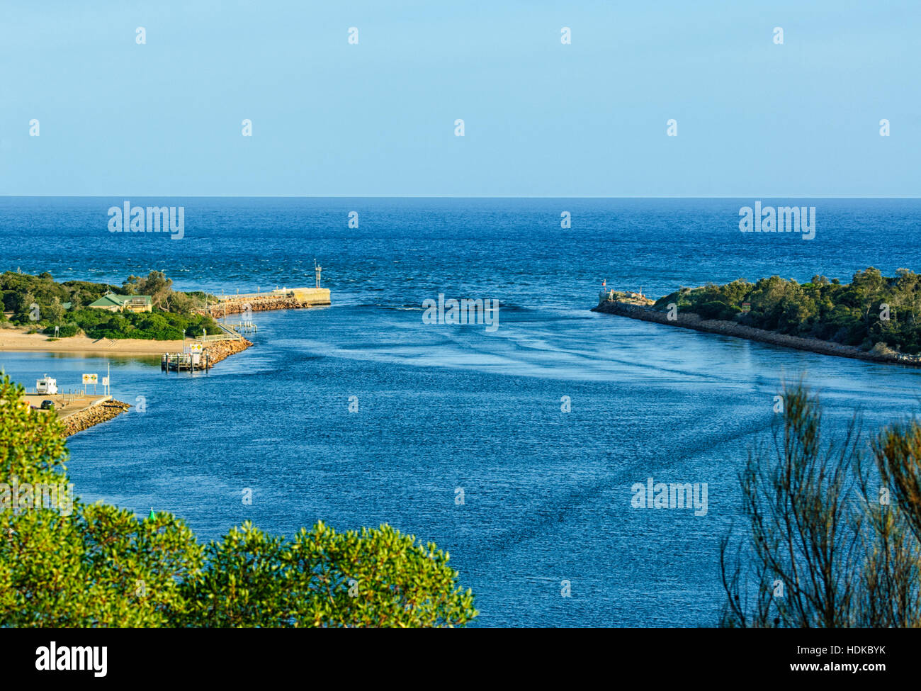 Blick auf den künstlichen Kanal zwischen den Bass Strait und der Gippsland Lakes, Lakes Entrance, Victoria, VIC, Australien Stockfoto