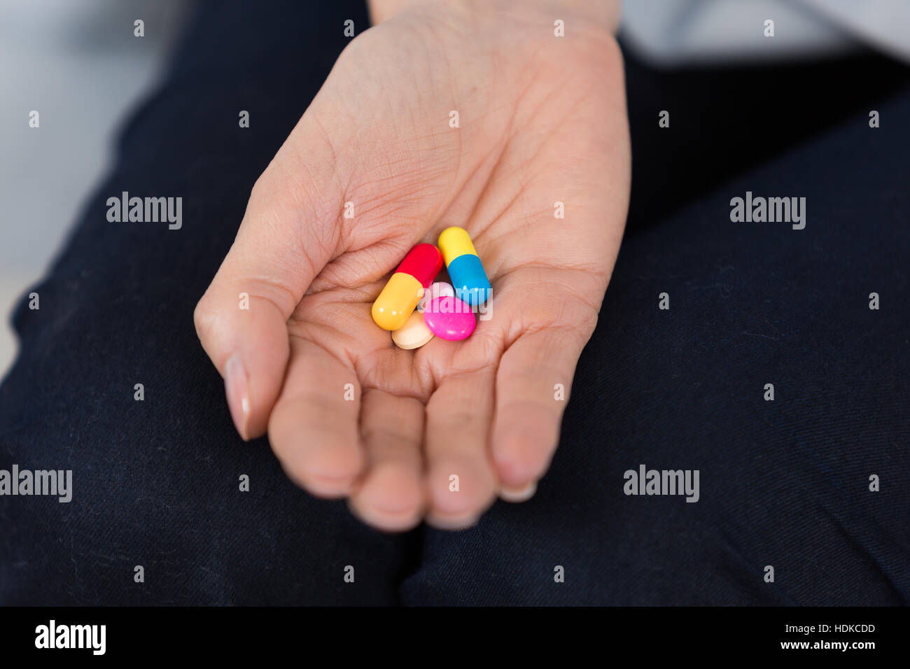 Handvoll Pillen Stockfoto