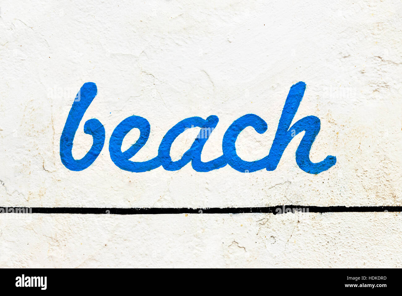 Blauer Strand Zeichen auf einer weißen Wand gemalt. Horizontales Bild. Stockfoto