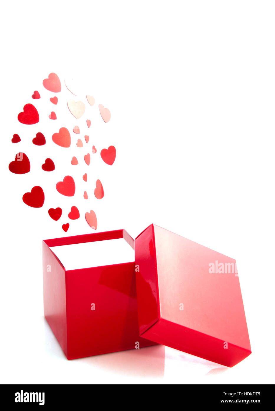 Rote Herzen Die Aus Einer Roten Geschenkbox Isoliert Auf Weiss Stockfotografie Alamy