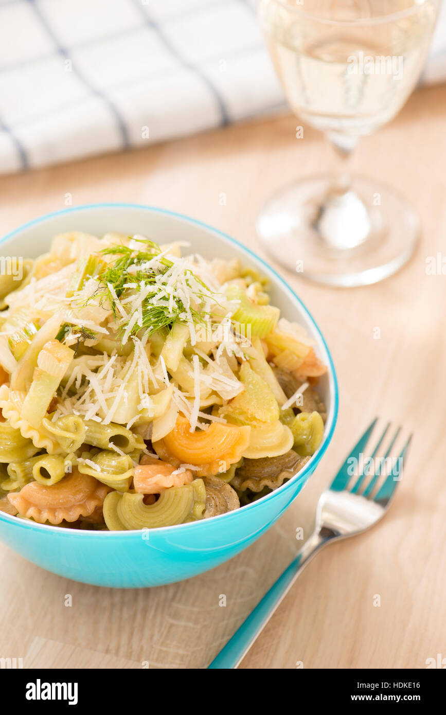 Pasta mit Fenchel und Zwiebel in Zitronen-Dressing. Vegetarische Speisen mit Weißwein ablöschen. Gesunde Ernährung. Stockfoto