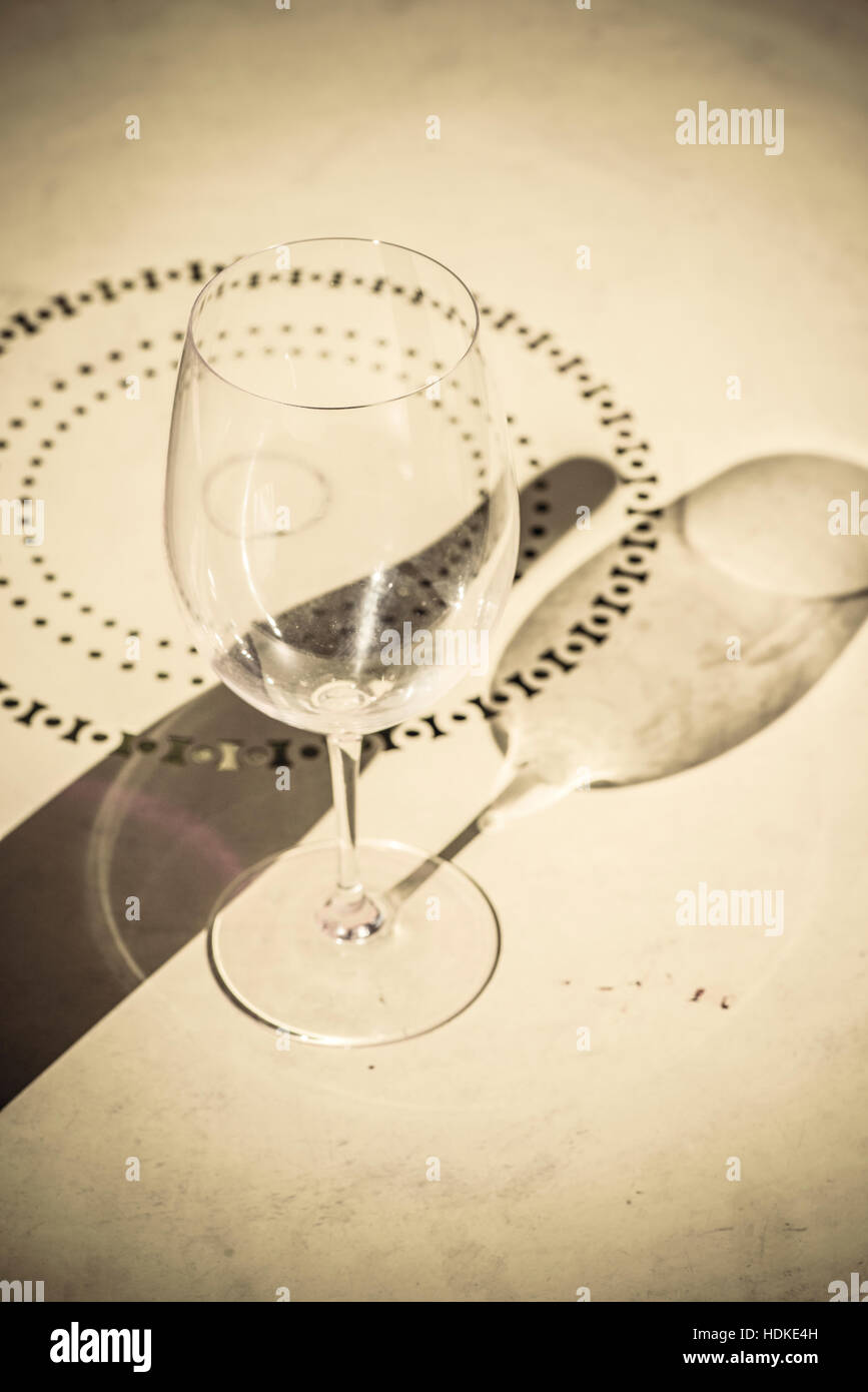 Schatten des leeren Glas und Flasche Wein am Tisch. Konzept-Bild von Trink- und Einsamkeit. Stockfoto