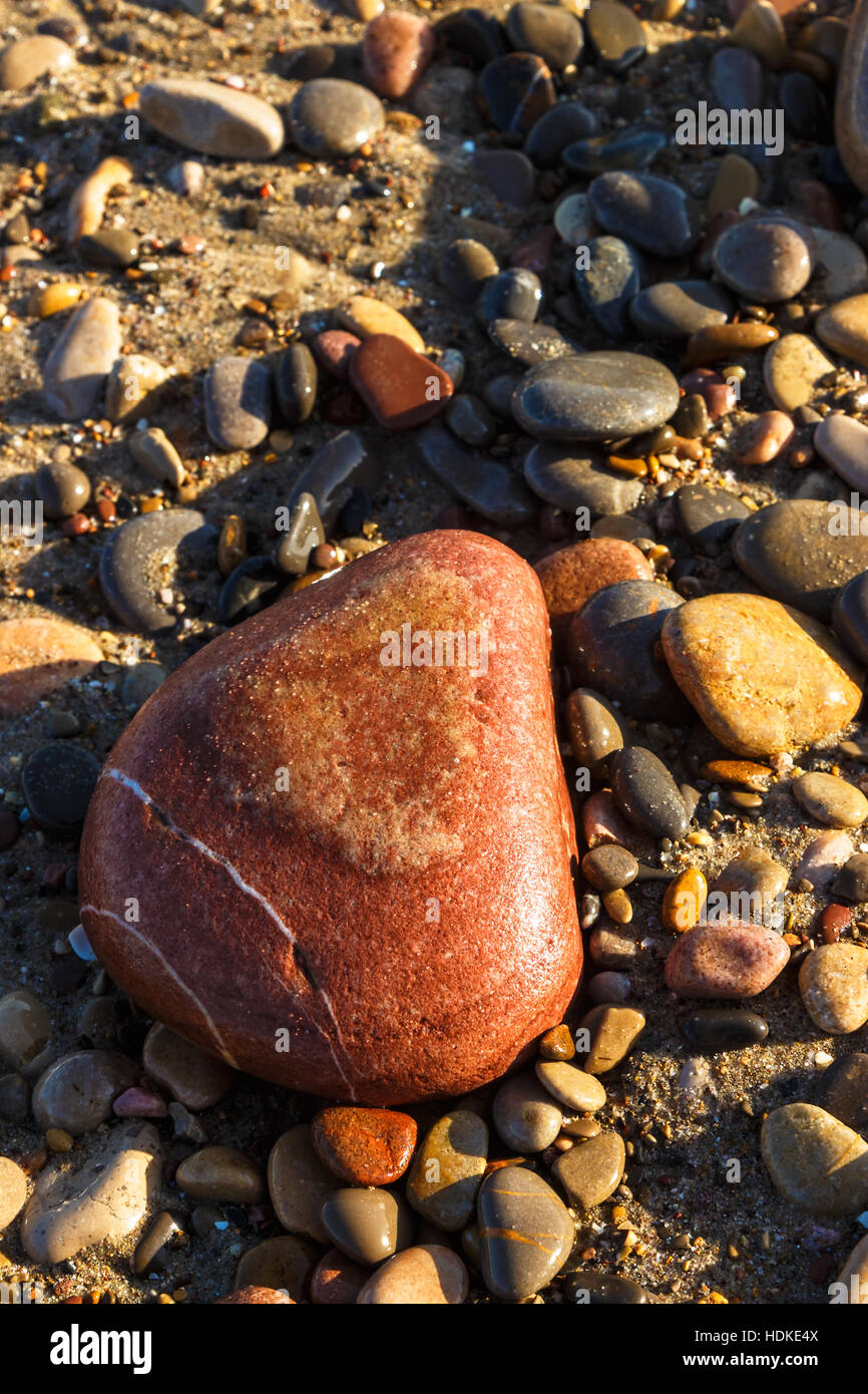 Herzförmige Stein am Strand. Vertikales Bild. Stockfoto