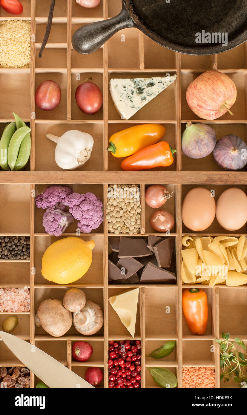 Mischung der Zutaten zum Kochen. Essen-Hintergrund mit einer Vielzahl von Gemüse, Obst, Gewürze und Küchenutensilien. Stockfoto