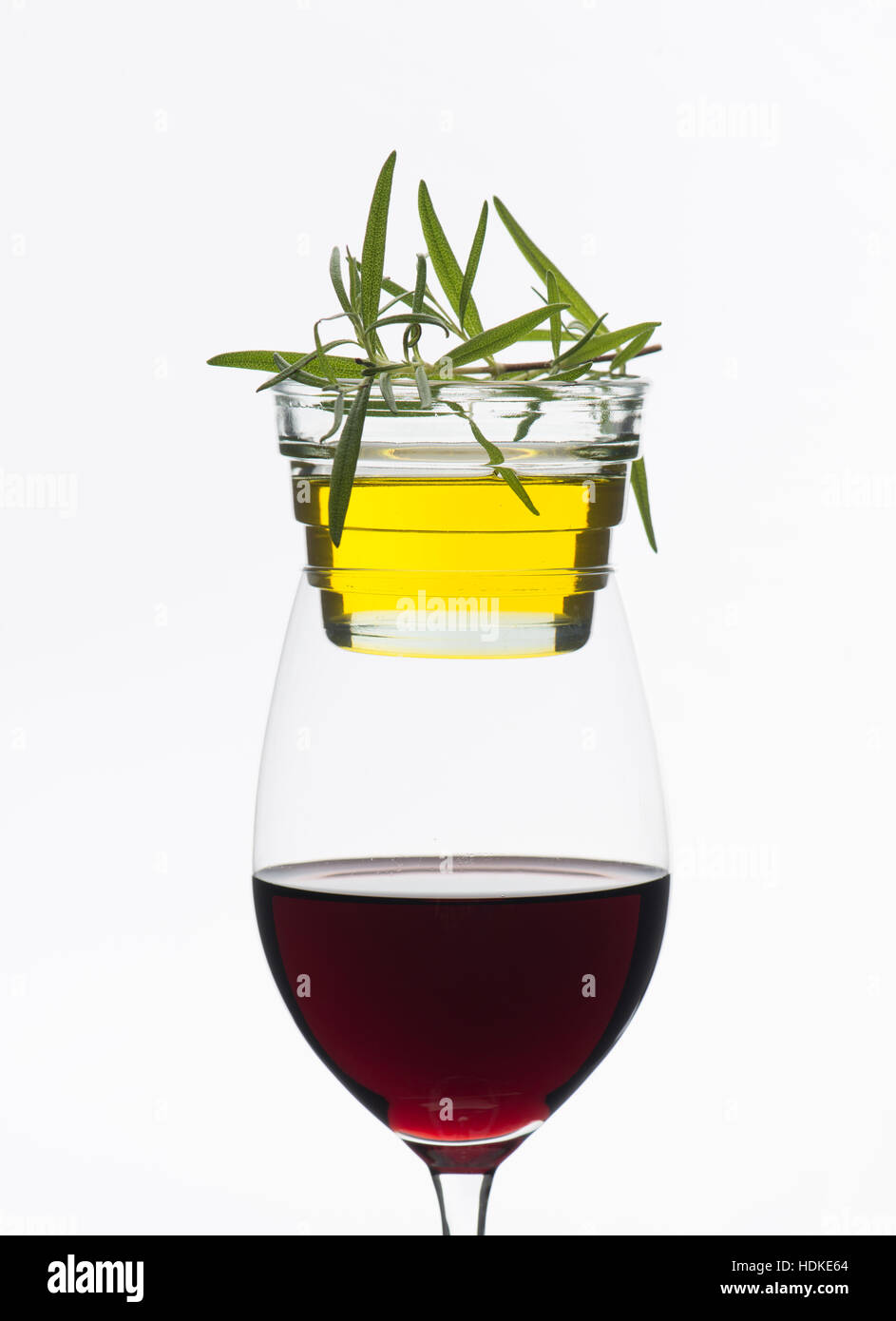 Rotwein im Weinglas, Olivenöl und frischem Rosmarin. Essen-Stilleben. Stockfoto