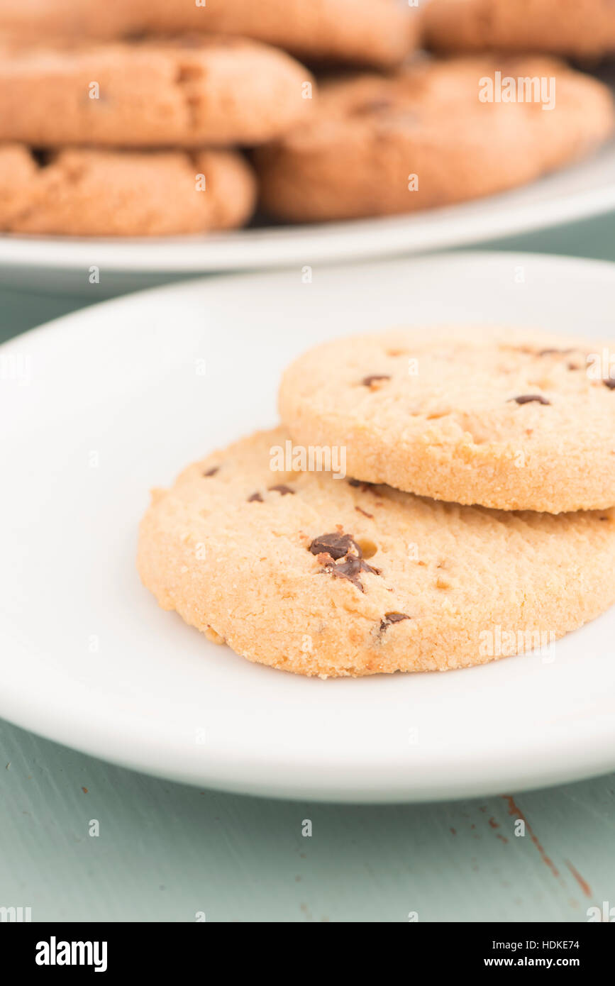 Chocolate Chip Cookies auf Platte in Nahaufnahme. Süße Speisen, Nachtisch oder Snack. Die Cookies werden auf einem Küchentisch serviert. Stockfoto